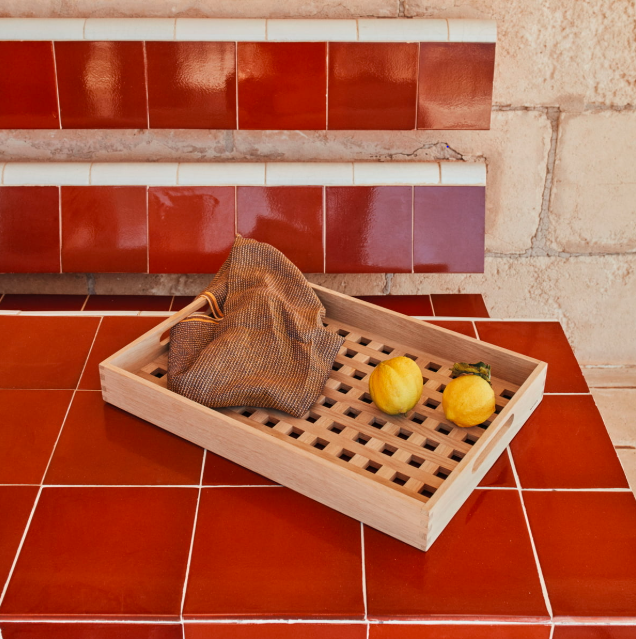 Tray with characteristic grating