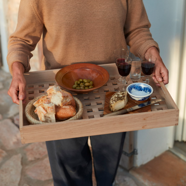 Tray with characteristic grating