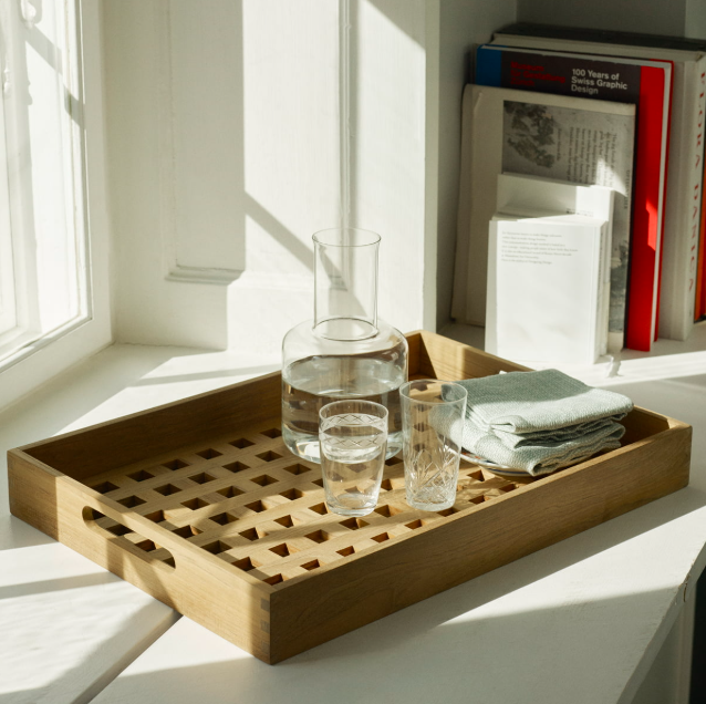 Tray with characteristic grating