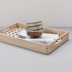 Tray with characteristic grating